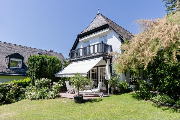 Former coach house nestled in a beautiful sunny garden