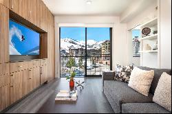 Premium Top Floor Ski Condo With Mountain Views In The Heart of Canyons Village