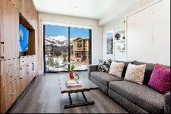 Premium Top Floor Ski Condo With Mountain Views In The Heart of Canyons Village