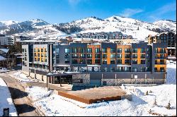 Premium Top Floor Ski Condo With Mountain Views In The Heart of Canyons Village