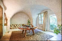 A restored Bastide for sale near Bonnieux in Provence