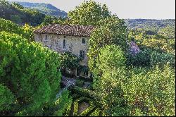 A restored Bastide for sale near Bonnieux in Provence