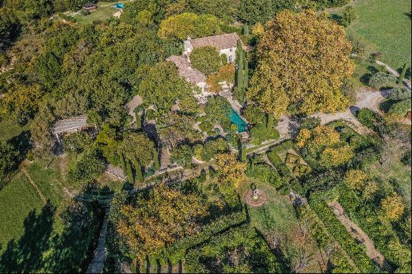 A restored Bastide for sale near Bonnieux in Provence