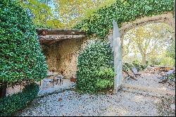 A restored Bastide for sale near Bonnieux in Provence