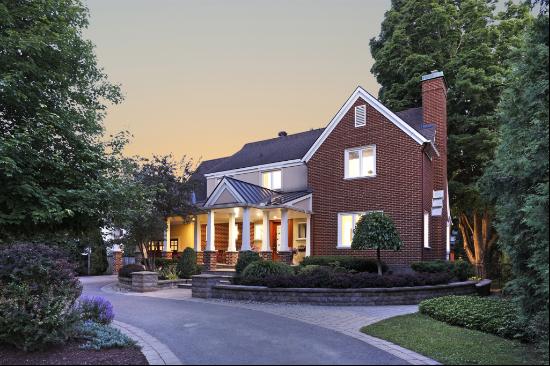 Gorgeous with Pool in Rockcliffe Park