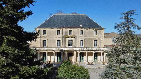 Vineyard with castle and large complex of buildings on 65 ha of irrigable land just outsi