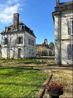 Near Joigny – A delightful 18th century chateau and farmhouse in 6 hectares