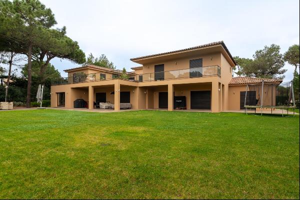 Outstanding 6-bedroom villa with garden and pool in Quinta da Marinha Sul, Lisbon.