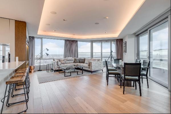 A spectacular sub-penthouse in Canaletto Tower, with three bedrooms and remarkable City vi