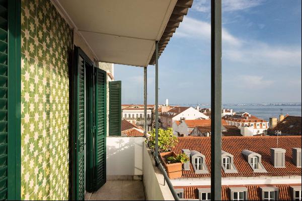5-bedroom apartment with balcony and garage in Chiado