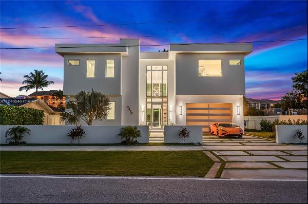 Impeccable location. Modern Estate in the Heart of Jupiter Beach. Can be delivered Designe