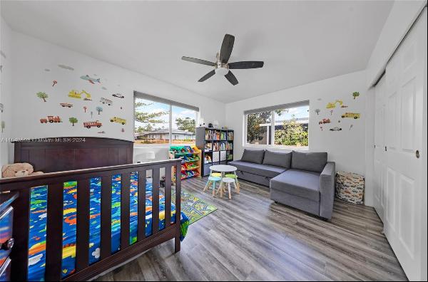 Welcome to Norshore Casa, a captivating midcentury gem boasting 4 bedrooms, 3 bathrooms, a