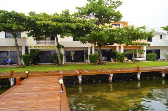 5577 - Villa for Rent in Cancun Isla Dorada in front of the Lago, Cancun 77500