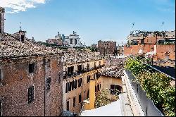 Magnificent townhouse overlooking the Colosseum