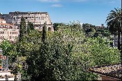 Magnificent townhouse overlooking the Colosseum