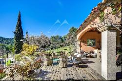 Family villa in the heart of the Provençal hill