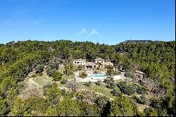 Family villa in the heart of the Provençal hill