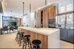 Exquisitely Renovated Townhouse