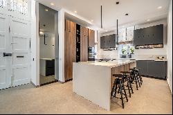 Exquisitely Renovated Townhouse