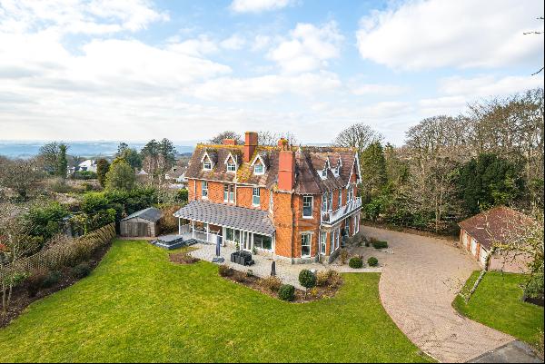 A beautifully presented and impressive family home in a wonderful location on the edge of 