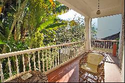 House with a view of the mountains and Christ the Redeemer monument