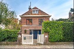 Detached villa with detached coach house and a swimming pool in green area