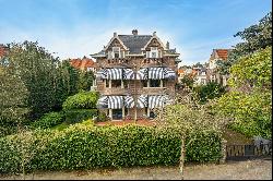 Detached villa with detached coach house and a swimming pool in green area