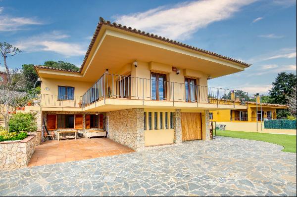 Spacious villa close to the beach and the center of town