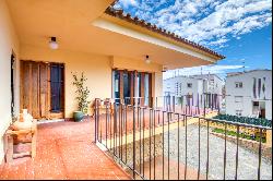 Spacious villa close to the beach and the center of town