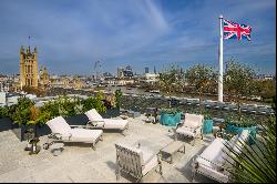 Beautiful apartment set on the banks of the River Thames