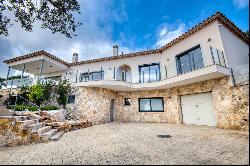 Villa for sale with lots of privacy and magnificent sea views