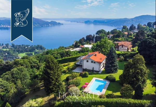 Elegant estate with a private park and a heated pool for sale at a stone's throw from Lake