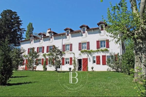 Villa LES CYPRÈS - Beautiful 17th century house in the middle of a large wooded park with 