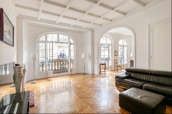 Paris 16th District - An elegant 3-bed apartment