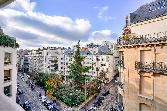 Paris 16th District - A bright 2/3 bed apartment