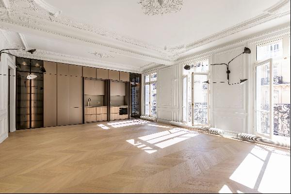 Paris 8th District A meticulously renovated 3-bed apartment