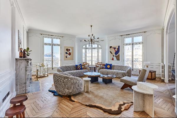 Paris 8th District A superb 5-bed apartment with a balcony