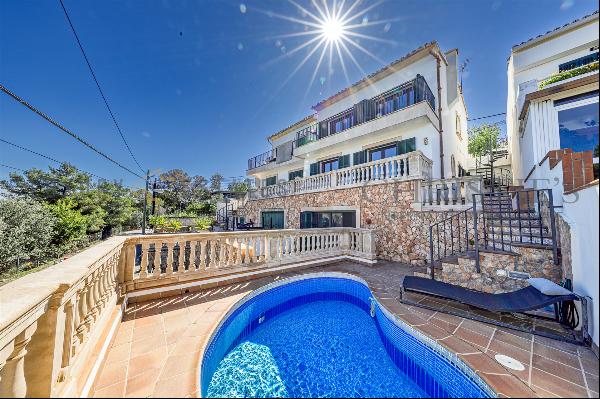 Town house in Genova near Palma with pool and far-reaching views