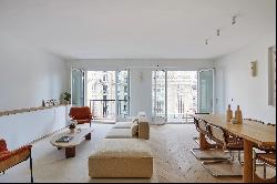 Paris 16th District – A bright 3 bed apartment with a balcony