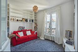 Paris 16th District - A 4/5 bed apartment with a balcony