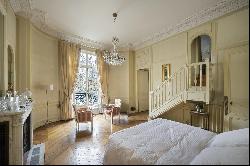 Paris 8th District – A 3/4 bed apartment oozing with period charm