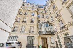 Paris 8th District – A spacious apartment with great potential
