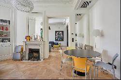 Paris 7th District – A renovated pied a terre