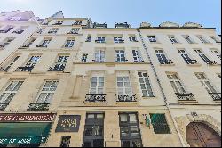 Paris 4th District – A delightful pied a terre oozing with period charm