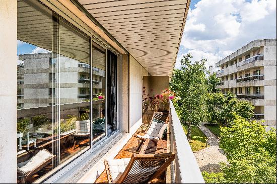 Neuilly-sur-Seine - A bright 3-bed apartment with a balcony