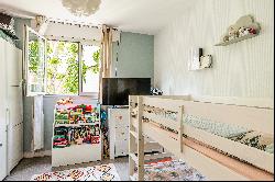 Neuilly-sur-Seine - A bright 3-bed apartment with a balcony