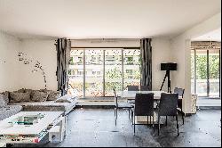 Neuilly-sur-Seine - A bright 3-bed apartment with a balcony