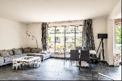 Neuilly-sur-Seine - A bright 3-bed apartment with a balcony