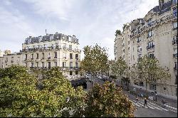 Paris 16th District - A 6-bed family apartment with a balcony