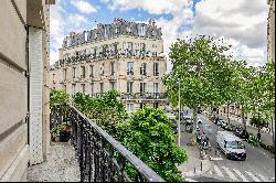 Paris 16th District – A 6-bed family apartment with a balcony